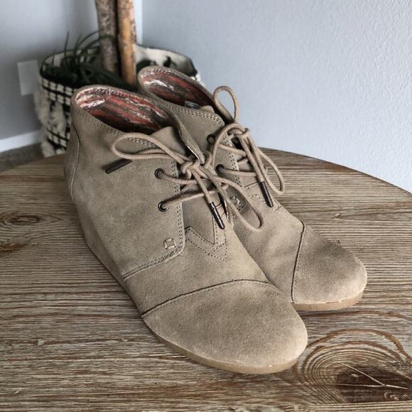 TOMS Women’s Desert Wedge Suede Taupe Lace Up Booties - Picture 2 of 11